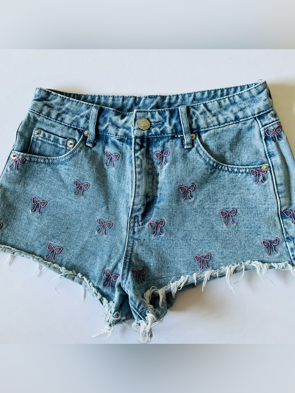 CARBON Women’s Light Wash Short Booty Denim Shorts Pink Ribbon Bow Embroidery